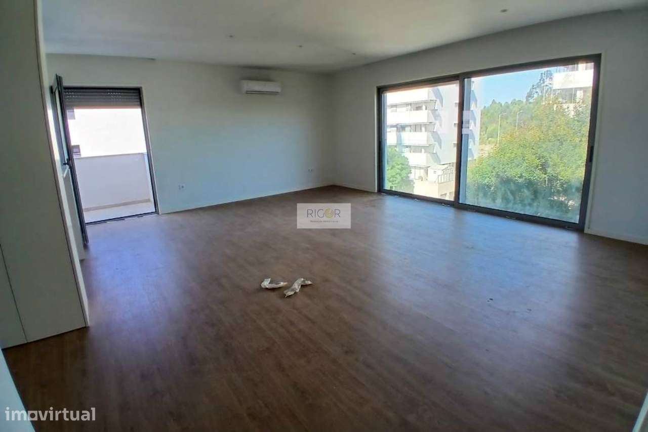 Apartamento T3 novo com varanda à Santa Rita, pronto a habitar-1