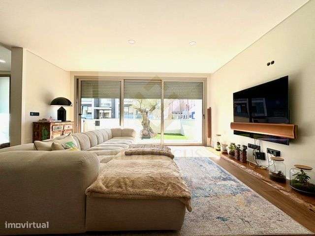 Moradia T4 de Luxo com Piscina e Jardim em Esmoriz-8