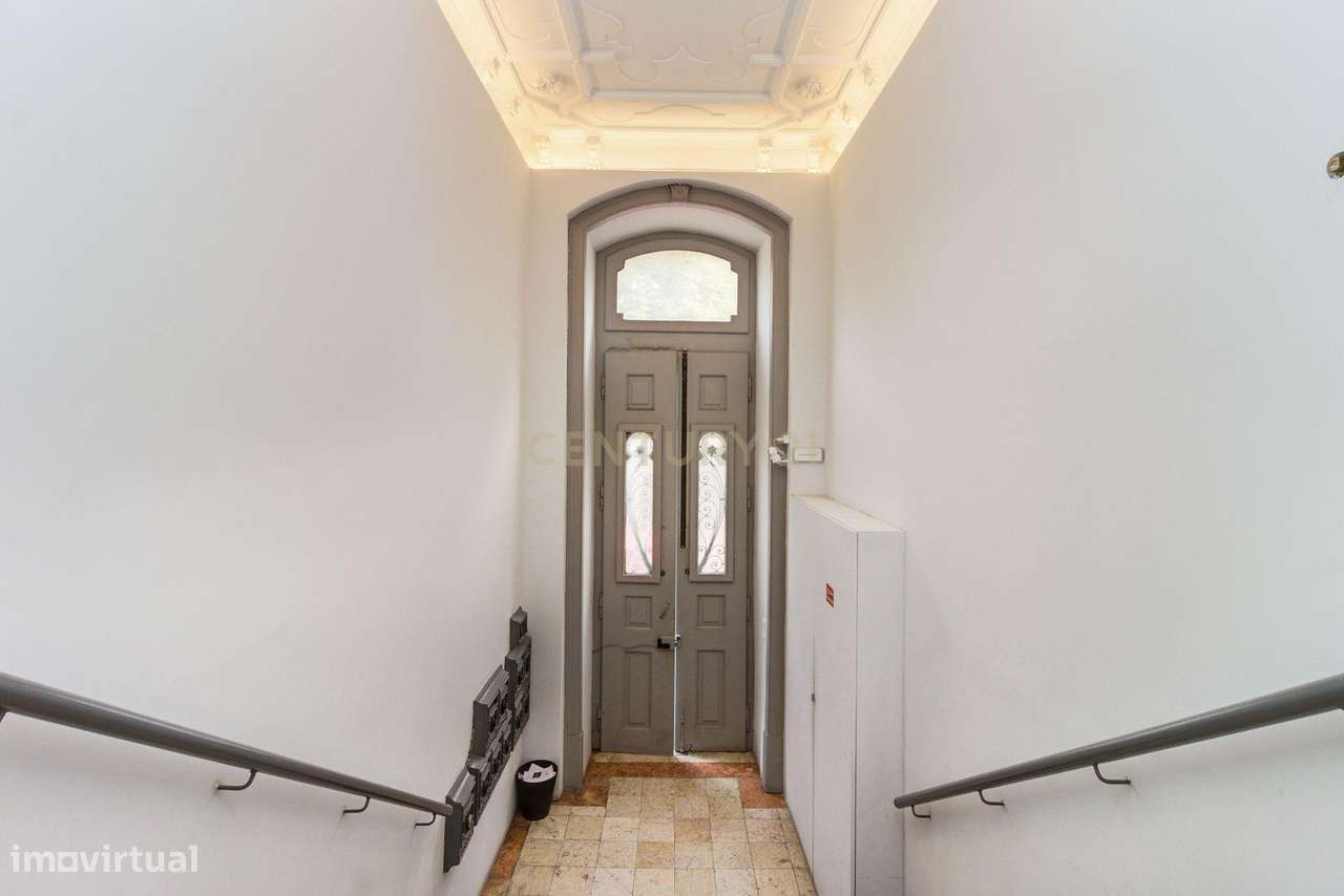 SÒ PARA SERVIÇOS 12 Assoalhadas para renovação em Localização Premium - Grande imagem: 2/39