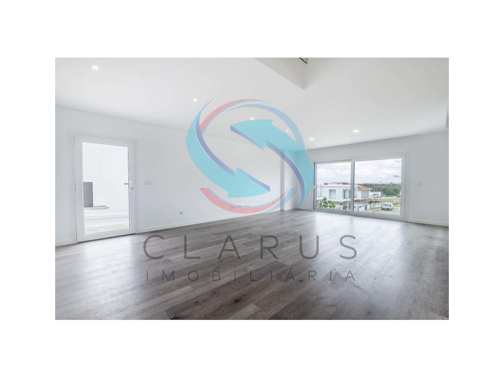 Moradia geminada à venda na Rua Infante Dom Henrique s/n-6