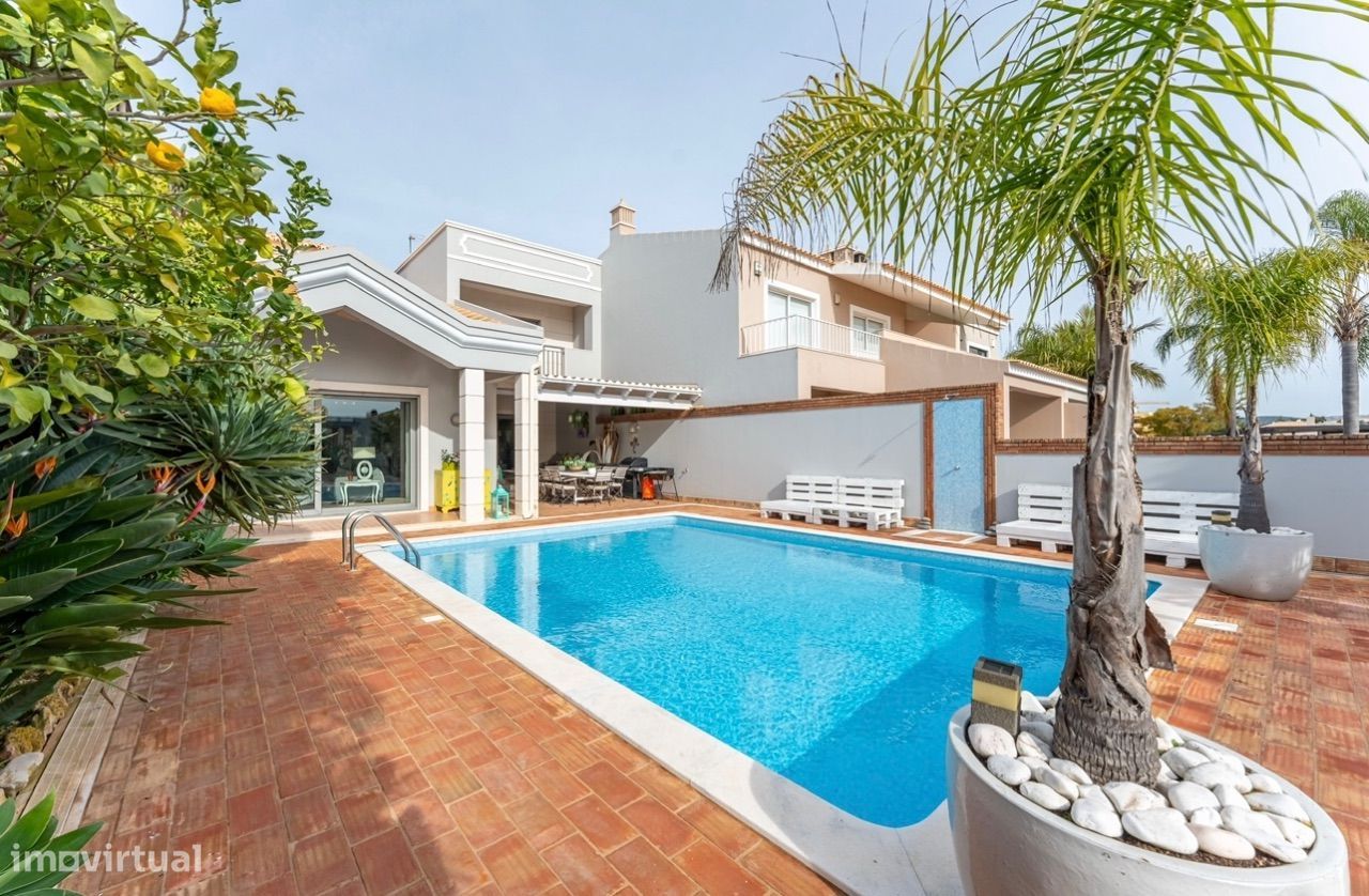 Moradia com 5 Quartos, Piscina e Jardim em Vilamoura - Grande imagem: 1/22