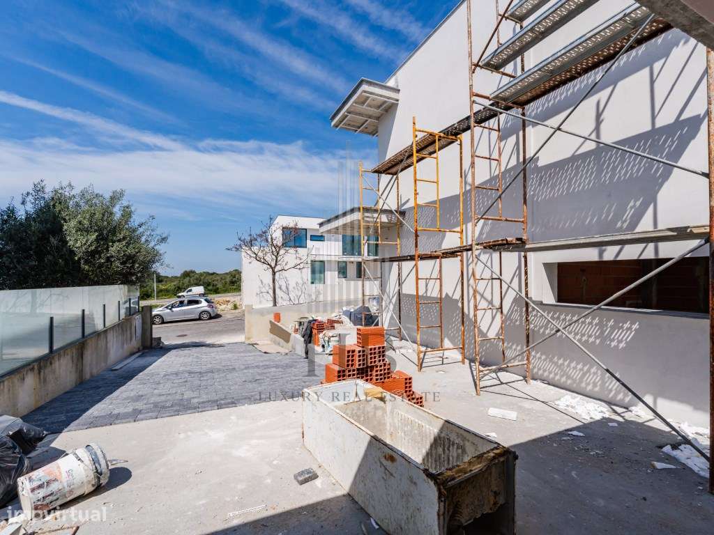Moradia T4 de Luxo com Piscina Privativa e Jardim | Mafra-42
