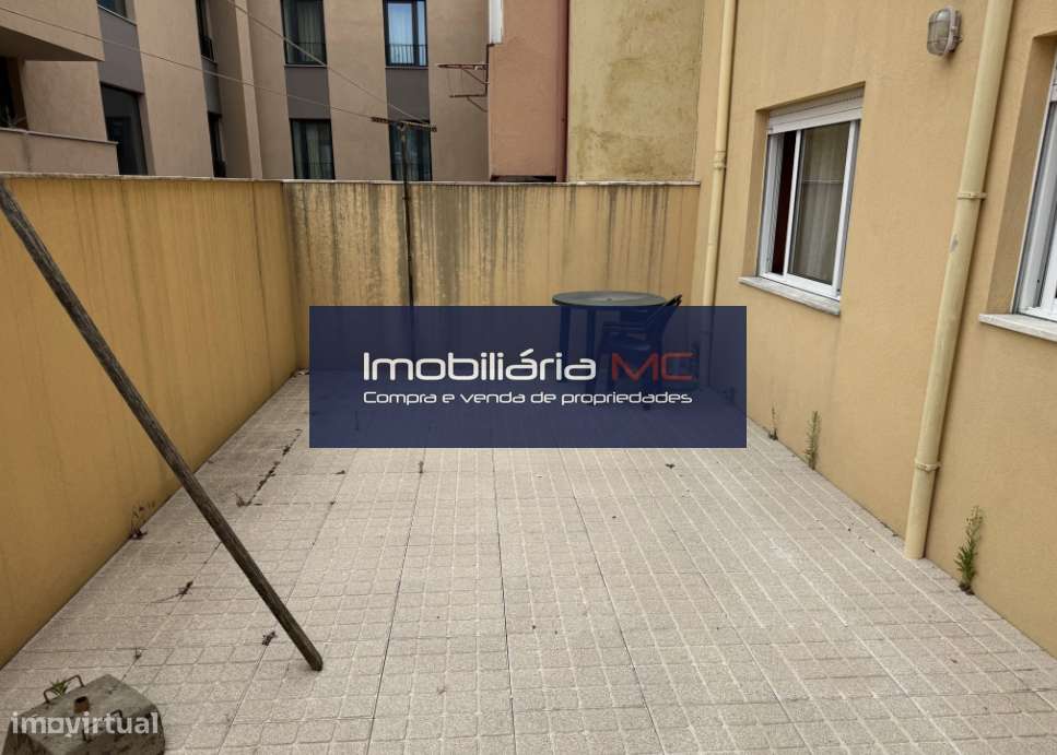 Apartamento T2 com terraço, junto à Avenida da República-16