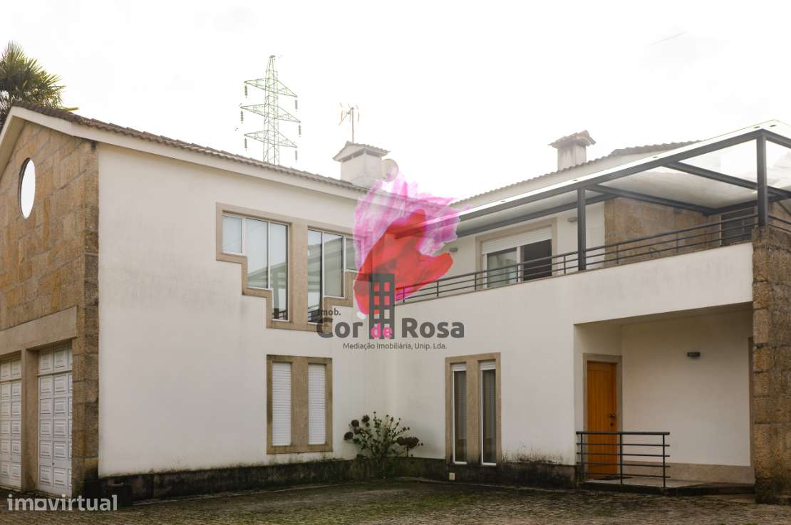 Casa Independente T4 + 2 com Piscina em Localização Privilegiada-20