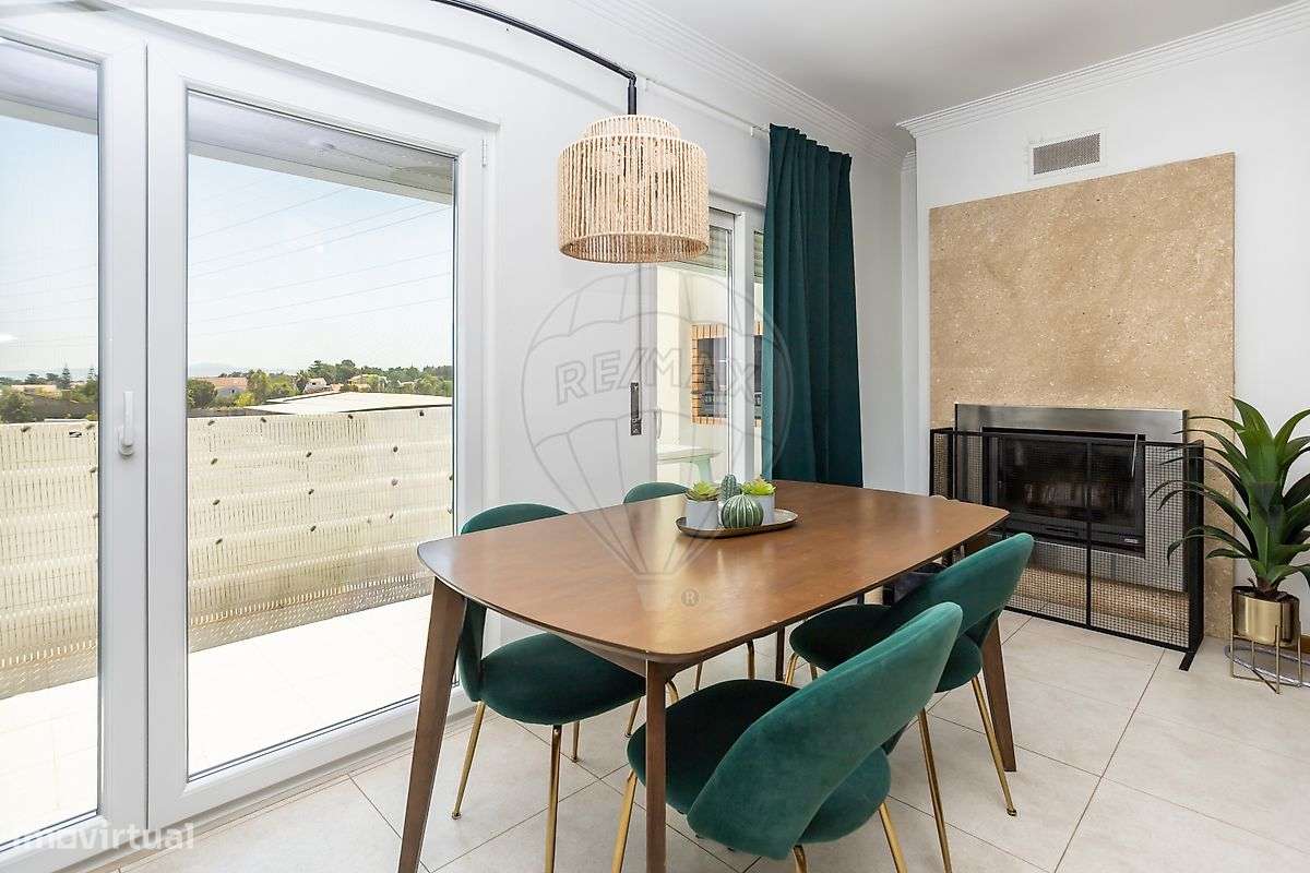 Apartamento T3 com box e varanda para Venda-12