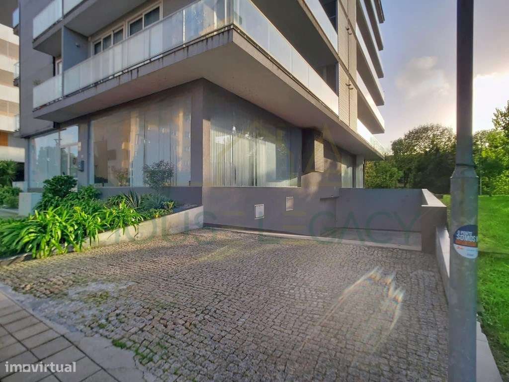 Loja versátil, luminosa e adaptável a várias atividades-31