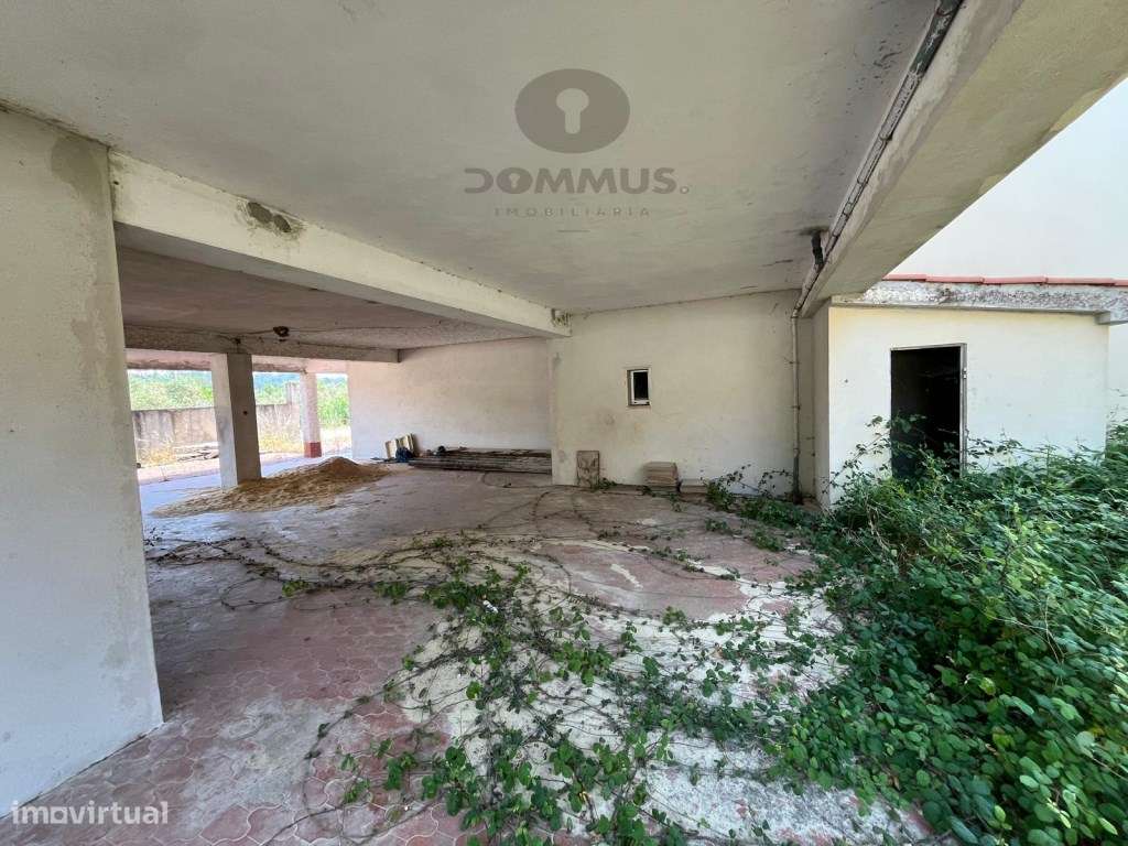 Moradia T4 para Recuperar em Ourém com Terreno Anexo-13