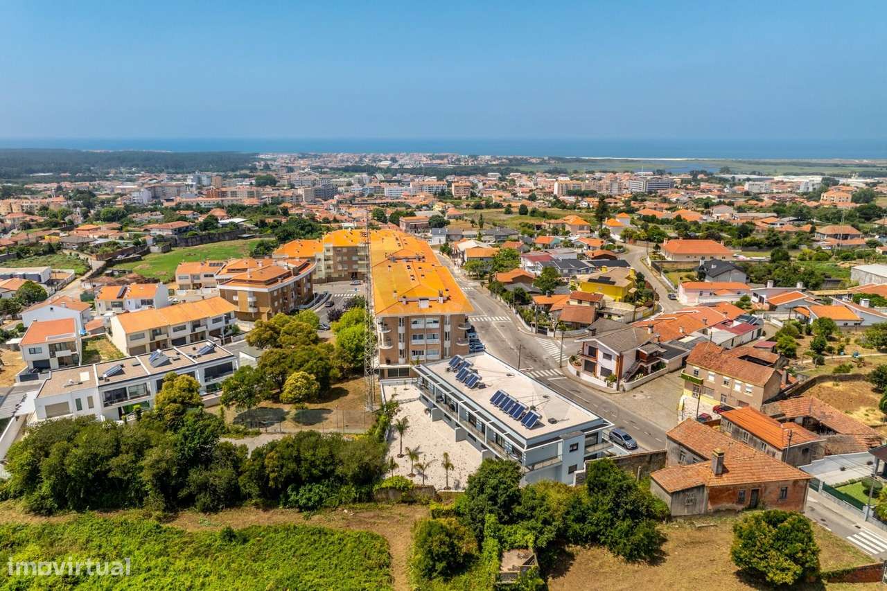 Apartamento T3 soalheiro e com 109 m2 de área útil.
