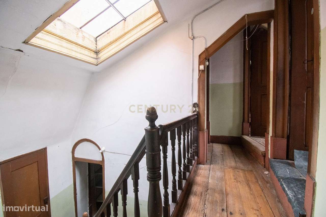 Prédio na emblemática Rua do Quebra Costas, no centro histórico de Coi-33