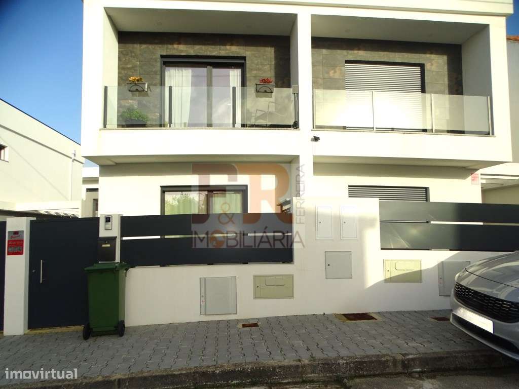 Semi-Nova Geminada Duplex T3 com Piscina Fernão Ferro-5