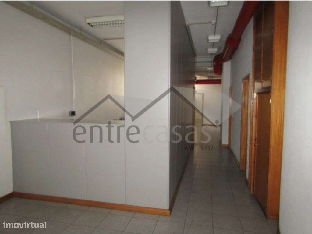 Loja comercial (dupla), rés do chão e cave, no centro do Porto, com... - Grande imagem: 5/12