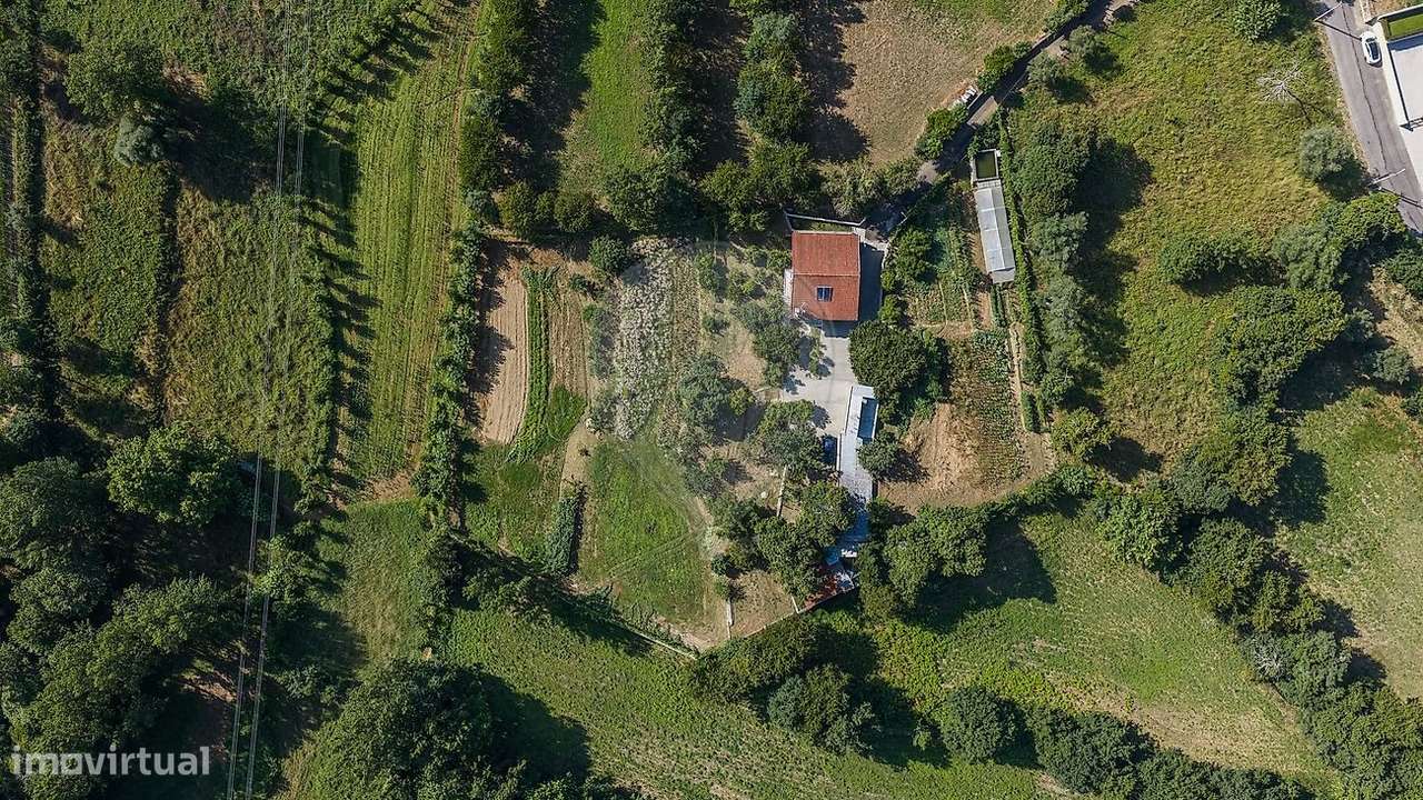 Moradia T4 com Terreno e Árvores de Fruto em Moure, Vila Verde-25