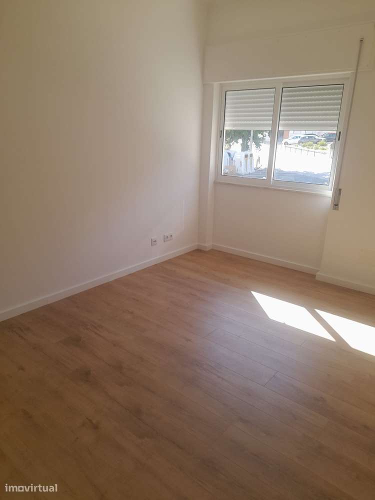 Apartamento T2 com varanda na Baixa da Banheira-29