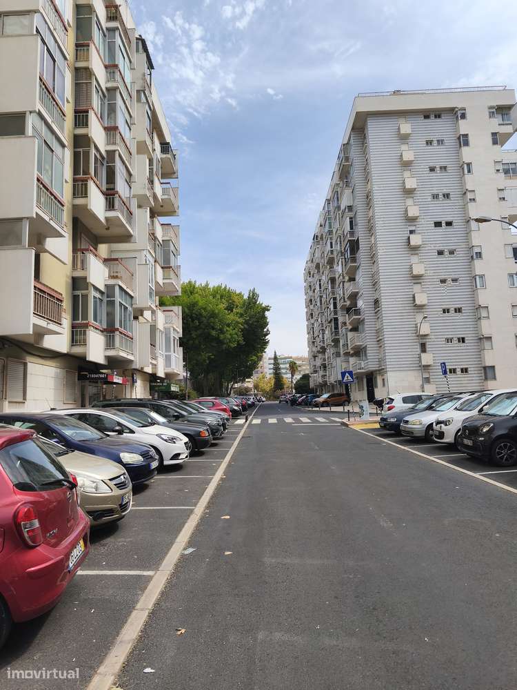 T2 Oeiras, Em Remodelação Total, Bem Localizado, Com Arrecadação.-24