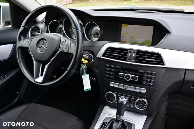 Mercedes-Benz Klasa C 180 Coupe BlueEFFICIENCY 7G-TRONIC - 35