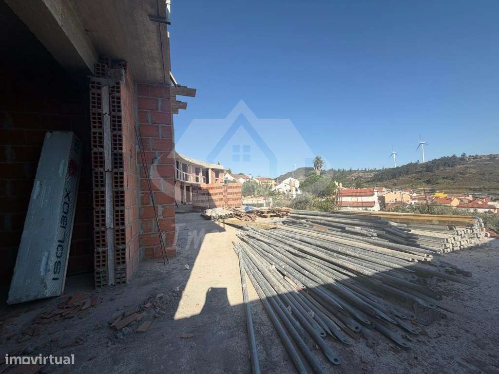 Moradia T3 em condomínio fechado com logradouro e piscina em Fanhõe...-17