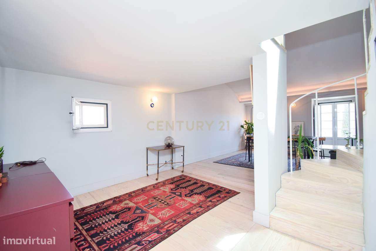 Apartamento com mezzanine e potencial de reconversão na Estrela-6