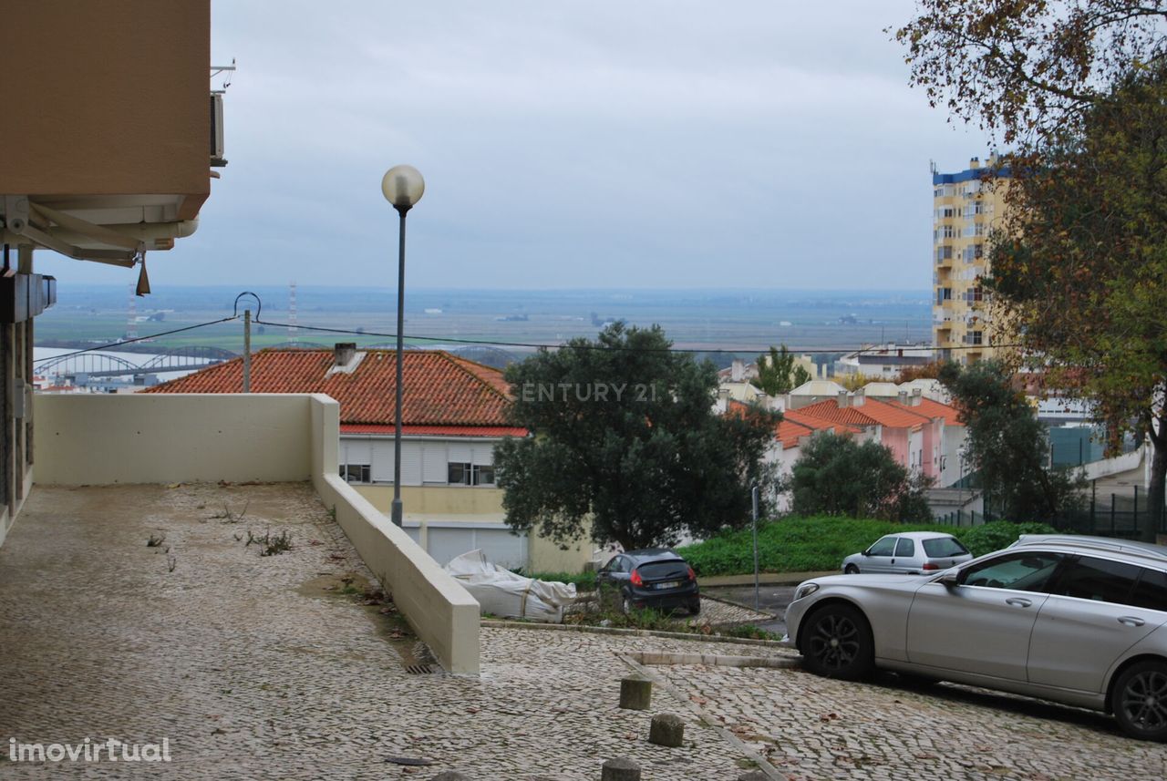 VENDA DE LOJA EM VILA FRANCA DE XIRA