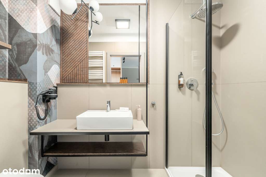 Apartament z loggią i widokiem na plac miejski-11