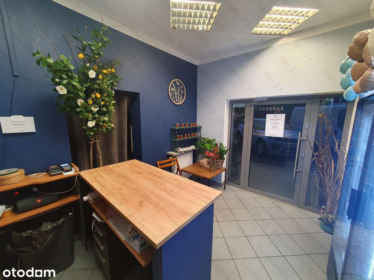 Dobrze WIDOCZNY przy SKRZYŻOWANIU ulic - Pełny obrazek: 5/8