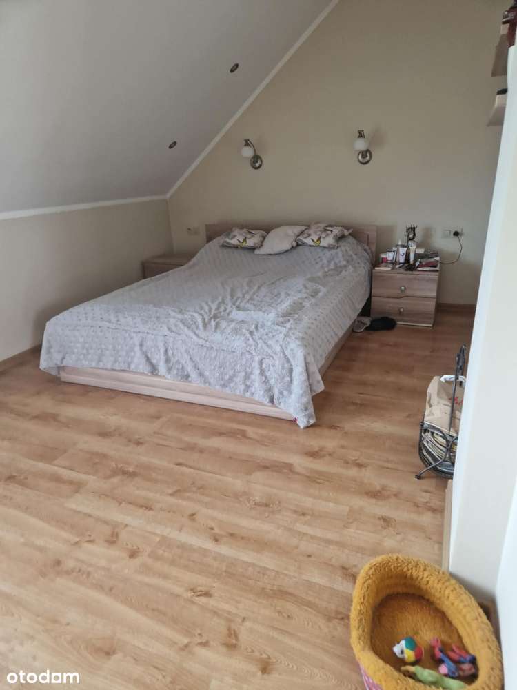 Przestronny dom z garażem i pięknym otoczeniem-8