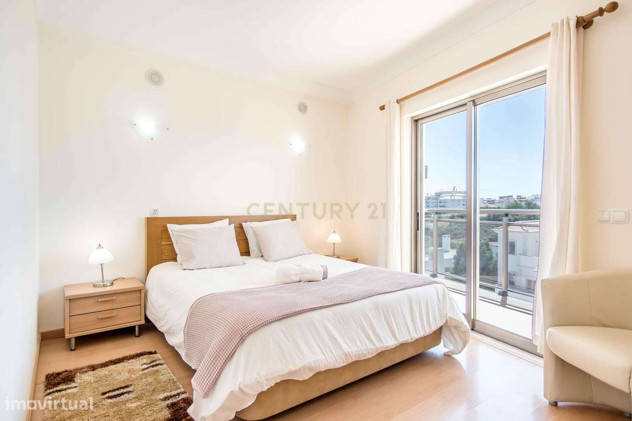 Apartamento T2 com Garagem e Piscina no centro de Albufeira - Grande imagem: 4/13