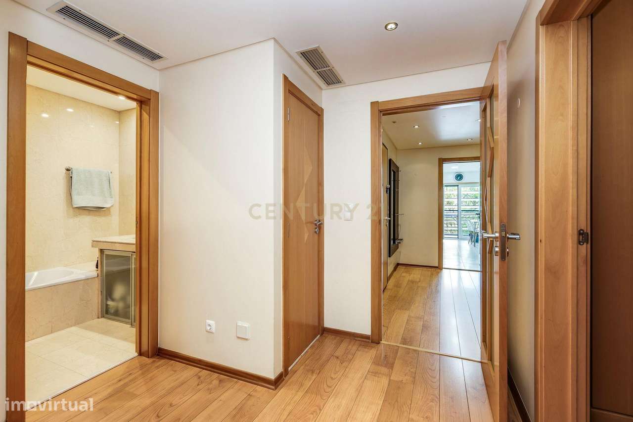 Apartamento T3 com vista panorâmica sobre o Jamor em condomínio fechad-18