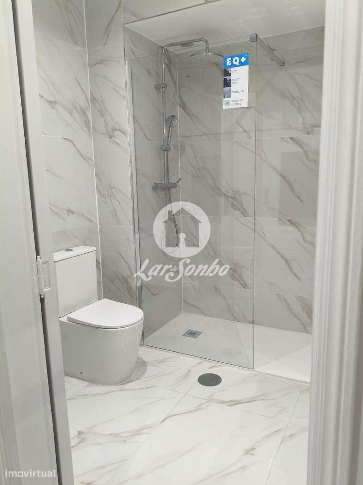 Apartamento T2, remodelado, localizado em Nogueira da Maia-10