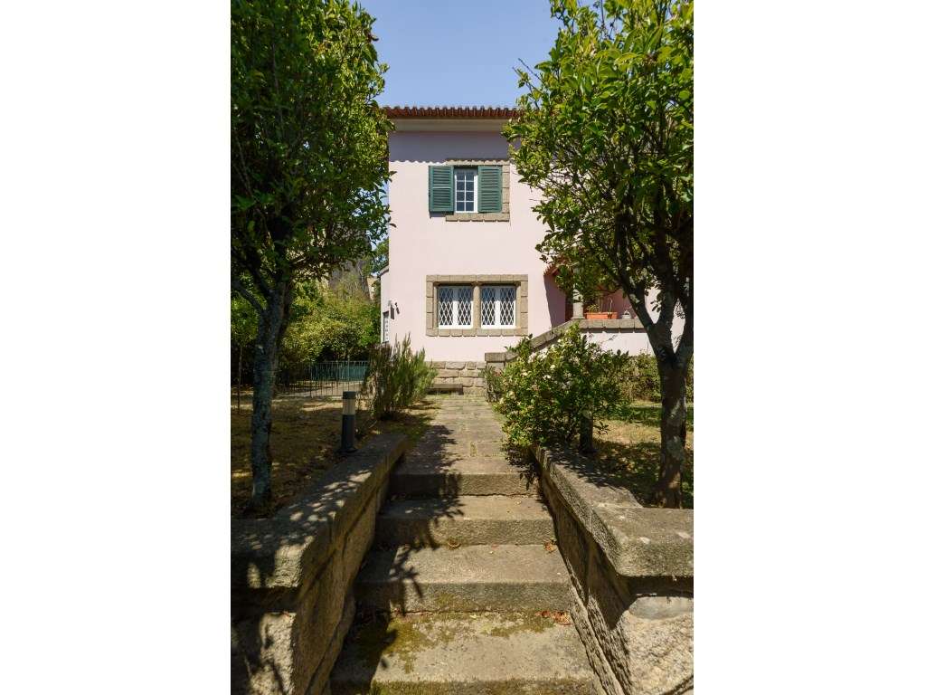 Moradia T5 inserida num jardim muito bonito - Porto - Grande imagem: 2/44