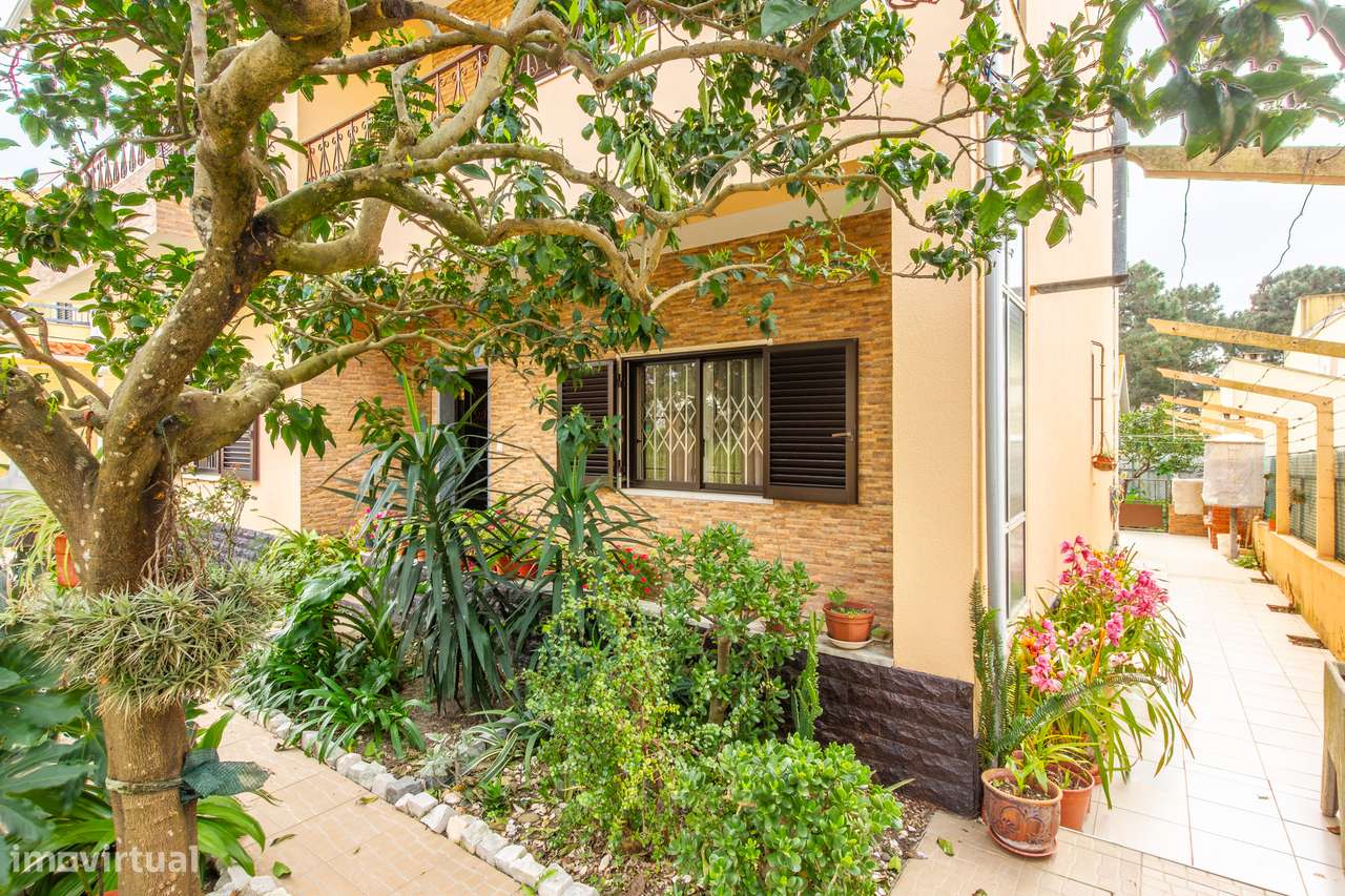 Moradia T5 isolada com jardim e terraço em Quinta do Conde - Grande imagem: 4/40