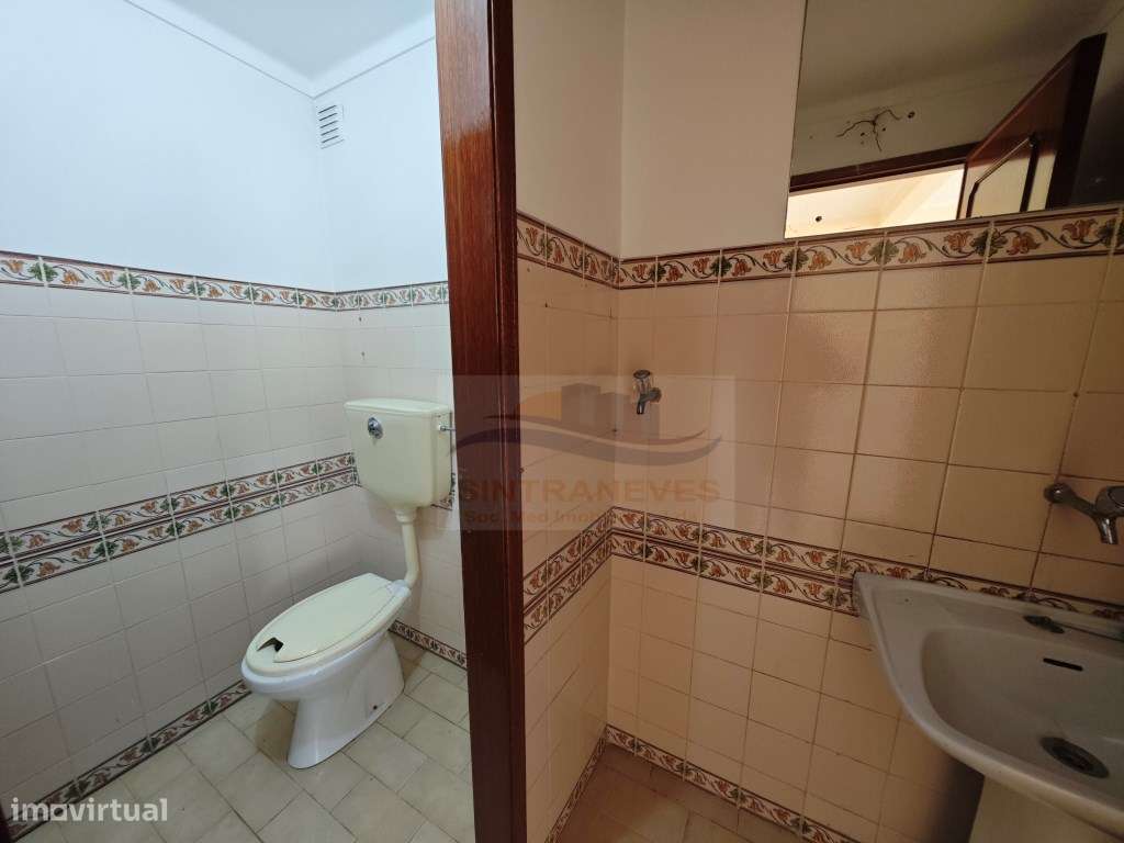 Armazém na Amadora com entrada de carrinha e pé direito de 4,40m - Grande imagem: 5/5