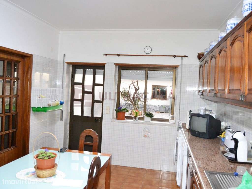 Vende-se excelente Moradia V7 com Garagem-10