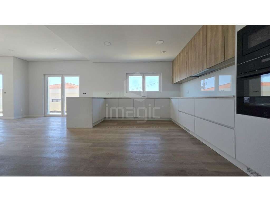 MORADIA T4 TÉRREA NOVA em SANTO ISIDORO-0