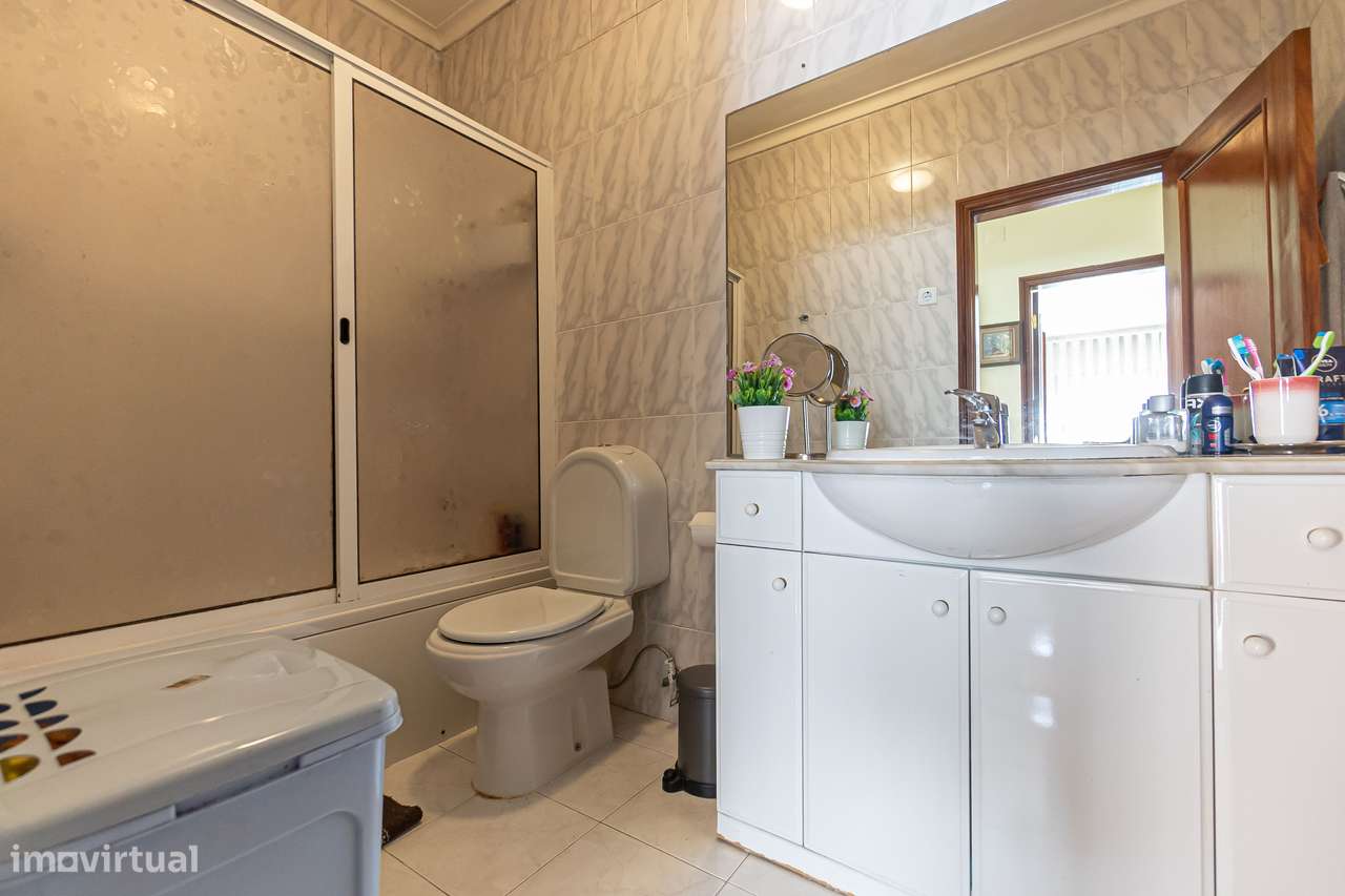 T2+1 com varanda e lugar de garagem em Oliveira do Douro-14