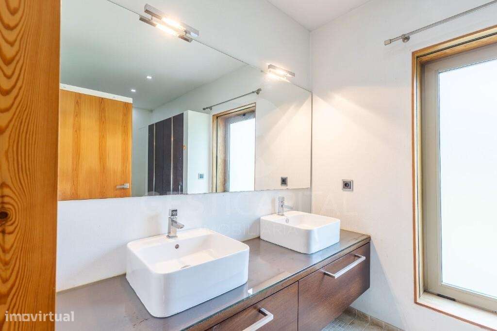 Moradia T4 Térrea de Luxo em Pedra com Terreno, Garagem e Levada Natur-23