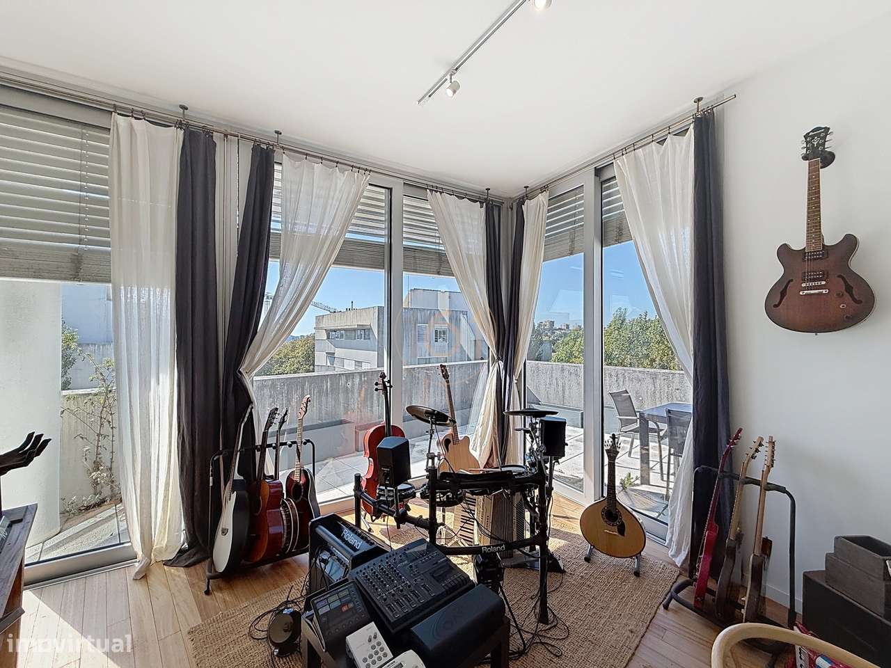Apartamento T4 Duplex com Terraço e 4 Lugares de Garagem, com Possibil-16