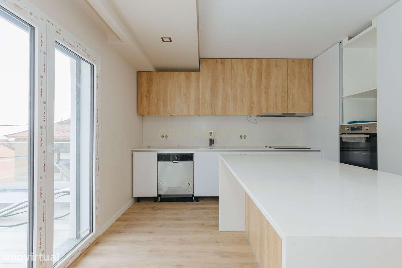 Apartamento T2 Novo com Vista Panorâmica em Loures-11