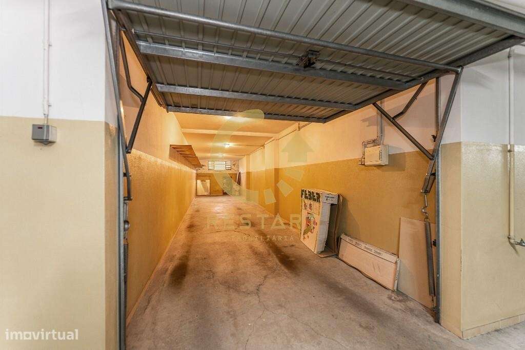 Apartamento T3 com excelente exposição solar, box fechada e junto ao m-57