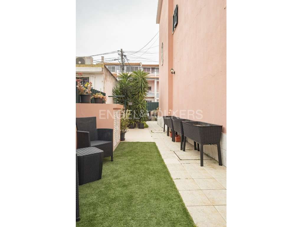 Moradia T5 com piscina em Sobreda de Caparica-30
