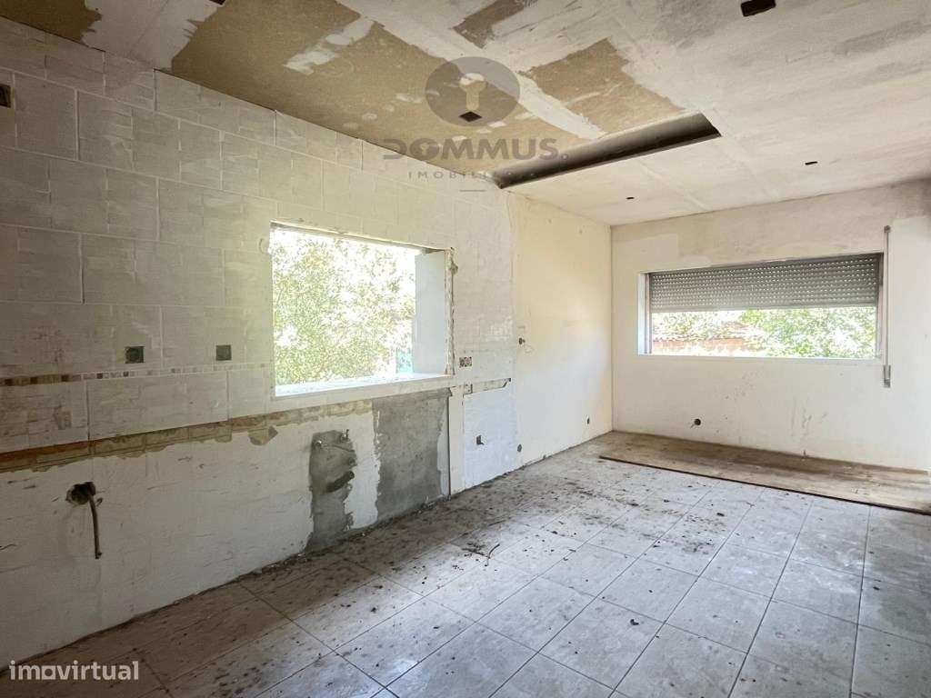 Moradia T4 para Recuperar em Ourém com Terreno Anexo-9