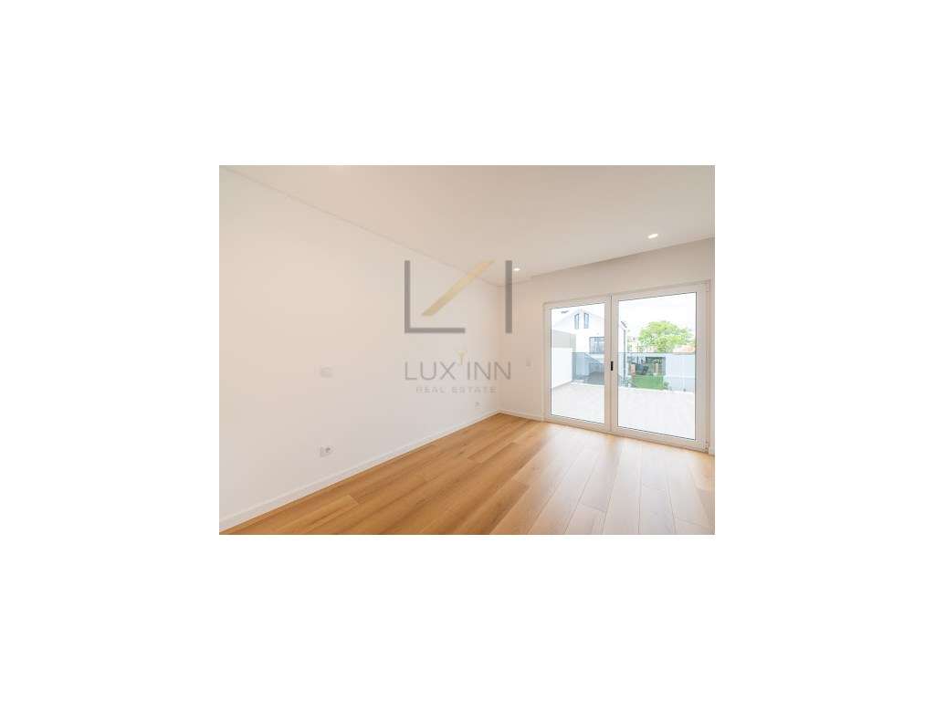 Moradia de Luxo T4 , São Pedro Do Estoril, com Piscina e Garagem-24