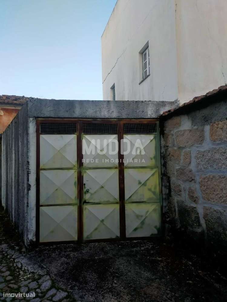 Duas moradias e uma garagem para venda em Gouveia-25