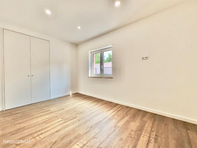 Apartamento T4 com garagem em zona da Guarda Inglesa, Santa Clara-7