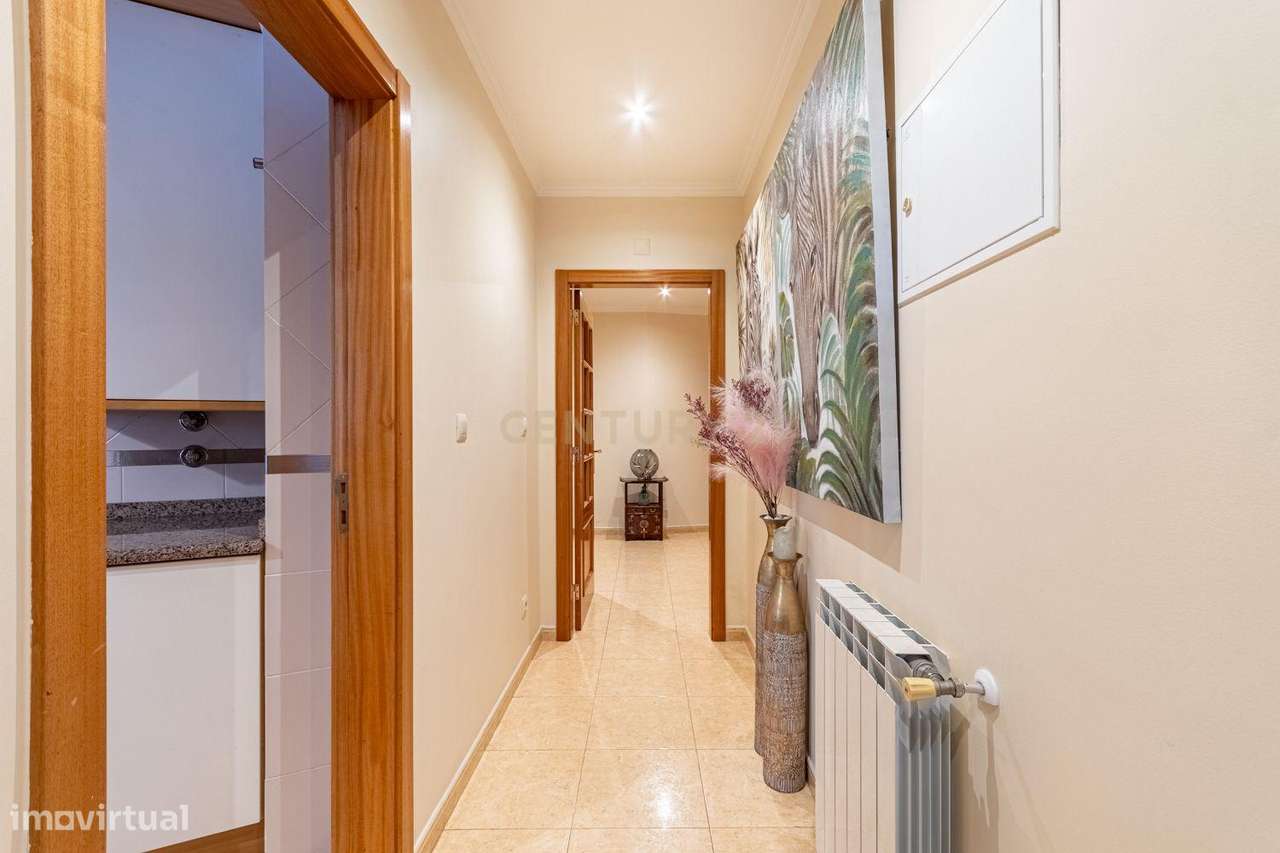 T3 com duas varandas na Rua Pulido Valente Colinas do Cruzeiro-22