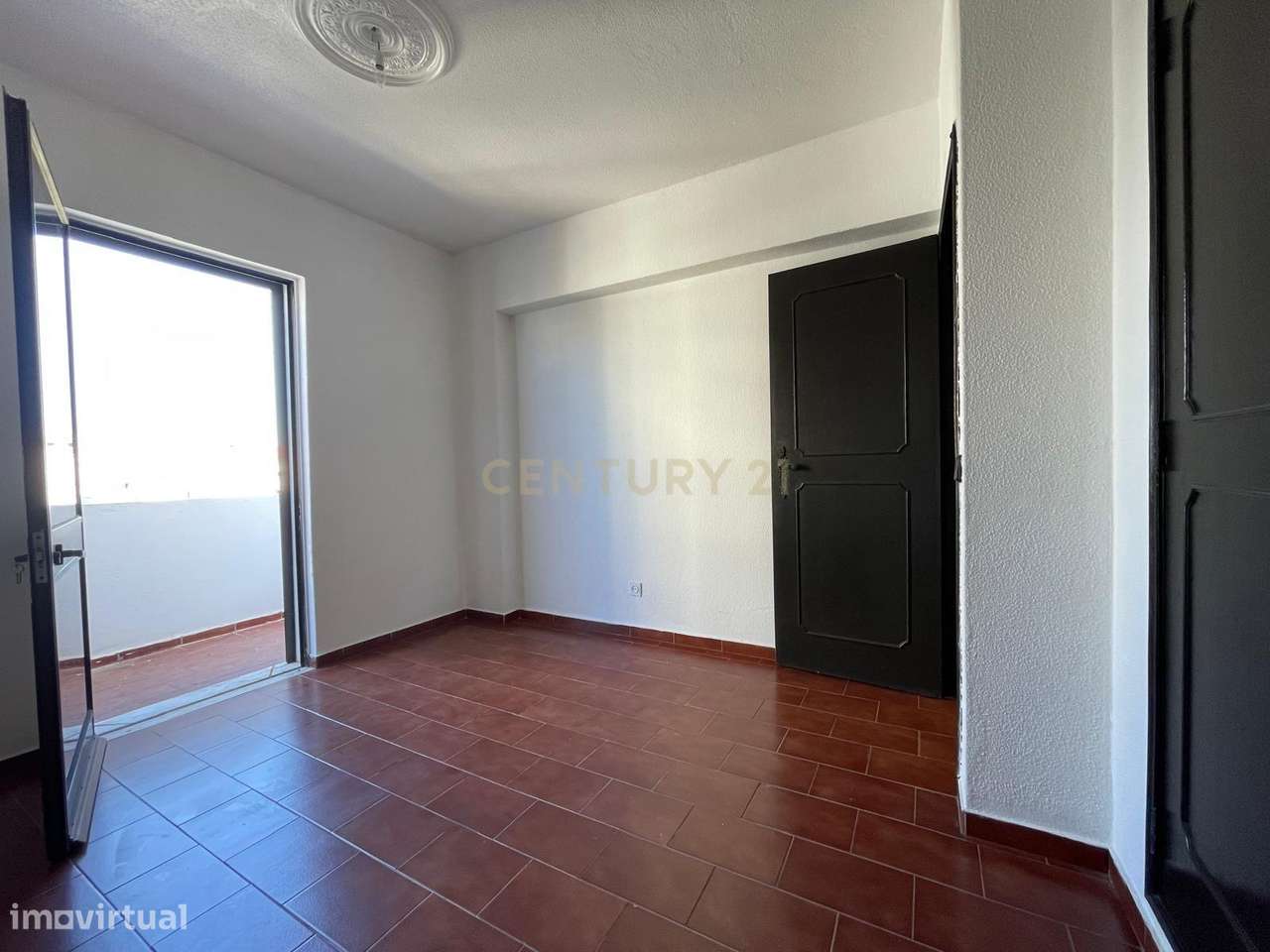 Exclusivo Apartamento T2 - Quarteira - Lugar de Garagem - Varandas - P-16