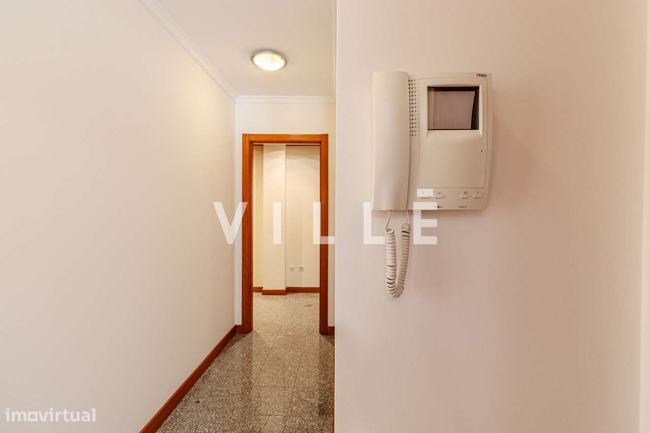Apartamento T2 com Garagem Fechada e Arrumo no Glicinias-31