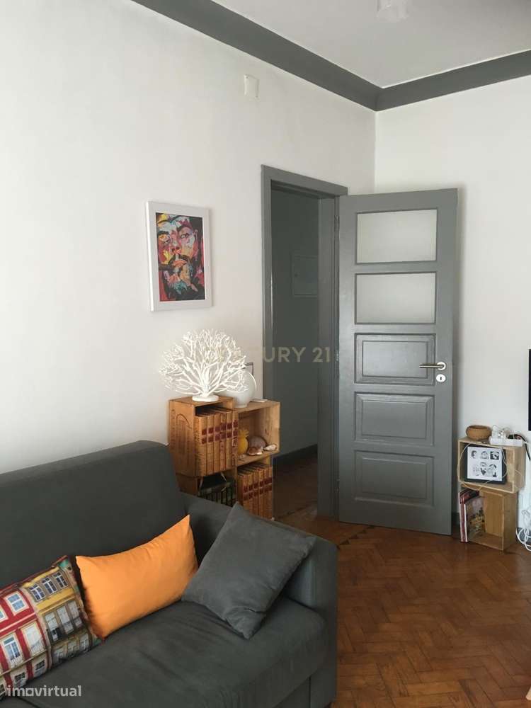 T2 Semi-Remodelado na Cova da Piedade - Excelente Localização!-6