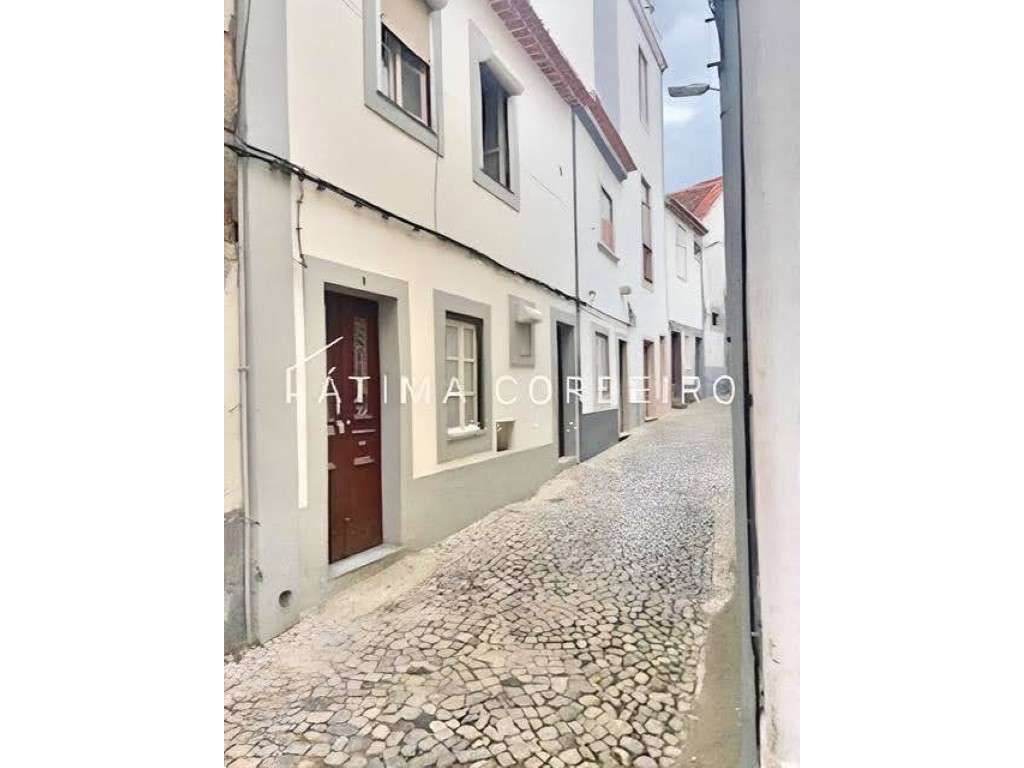 Excelente Moradia T2 no Centro Histórico de Santarém-0