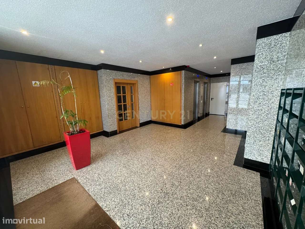 T2 com varanda, arrecadação e lugar de garagem – Rua São Bento Menni,-25