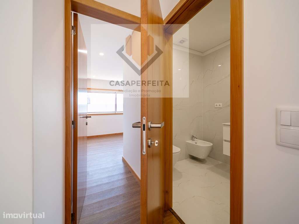 Apartamento T1 Novo com Varanda Ampla e Lugar de Garagem - Oliveira...-24
